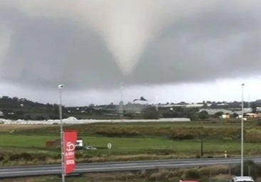 Un tornado destroza tendido eléctrico, árboles y techos de viviendas en Ayamonte