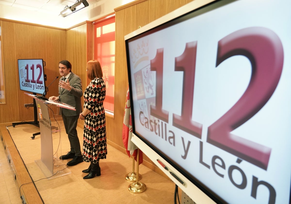 Juan Carlos Suárez-Quiñones, junto a Irene Cortés, en la presentación del balance del 1-1-2 en 2024