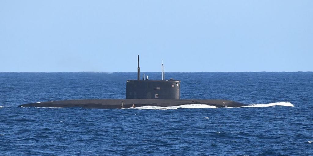 La Armada despliega dos buques de guerra para seguir a un submarino ruso en aguas del Estrecho