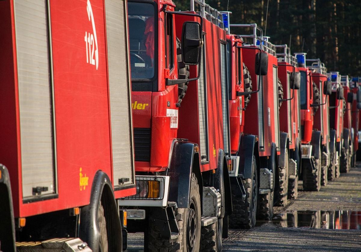 Una fila de camiones de bomberos