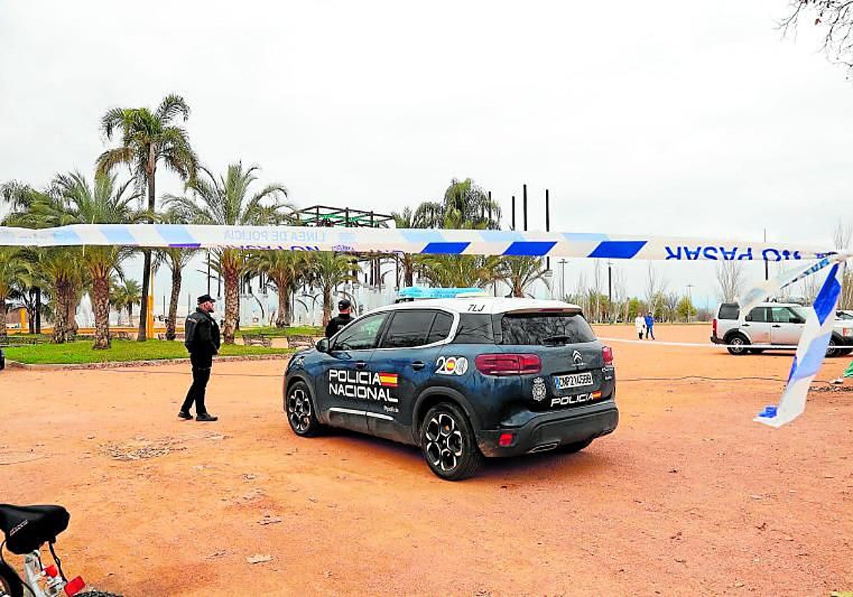 Un coche policial el pasado sábado 1 de febrero en el lugar de los hechos en El Arenal