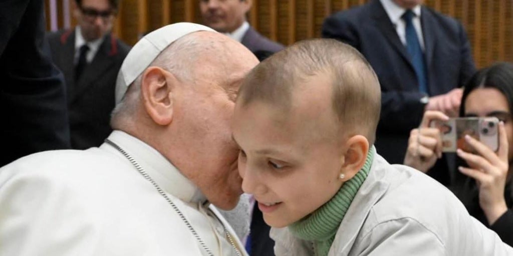 La pequeña María Caamaño recibe el abrazo del Papa Francisco: «Es uno de los días más importantes de mi vida»