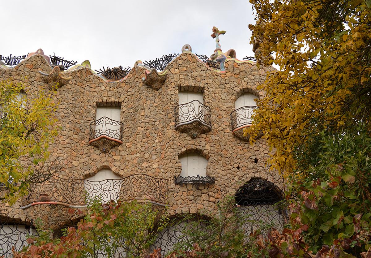 El pueblo de Guadalajara con un falso Gaudí y huellas de dinosaurio: dónde está y cómo llegar