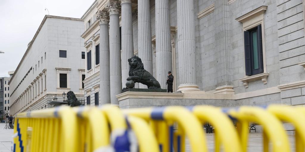 Cuatro agentes armados dentro de la comisión: despliegue policial en el Congreso por un compareciente de los atentados del 17-A