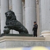 Un policía, a las puertas del Congreso de los Diputados