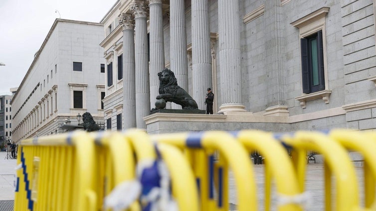 Cuatro agentes armados dentro de la comisión: despliegue policial en el Congreso por un compareciente de los atentados del 17-A