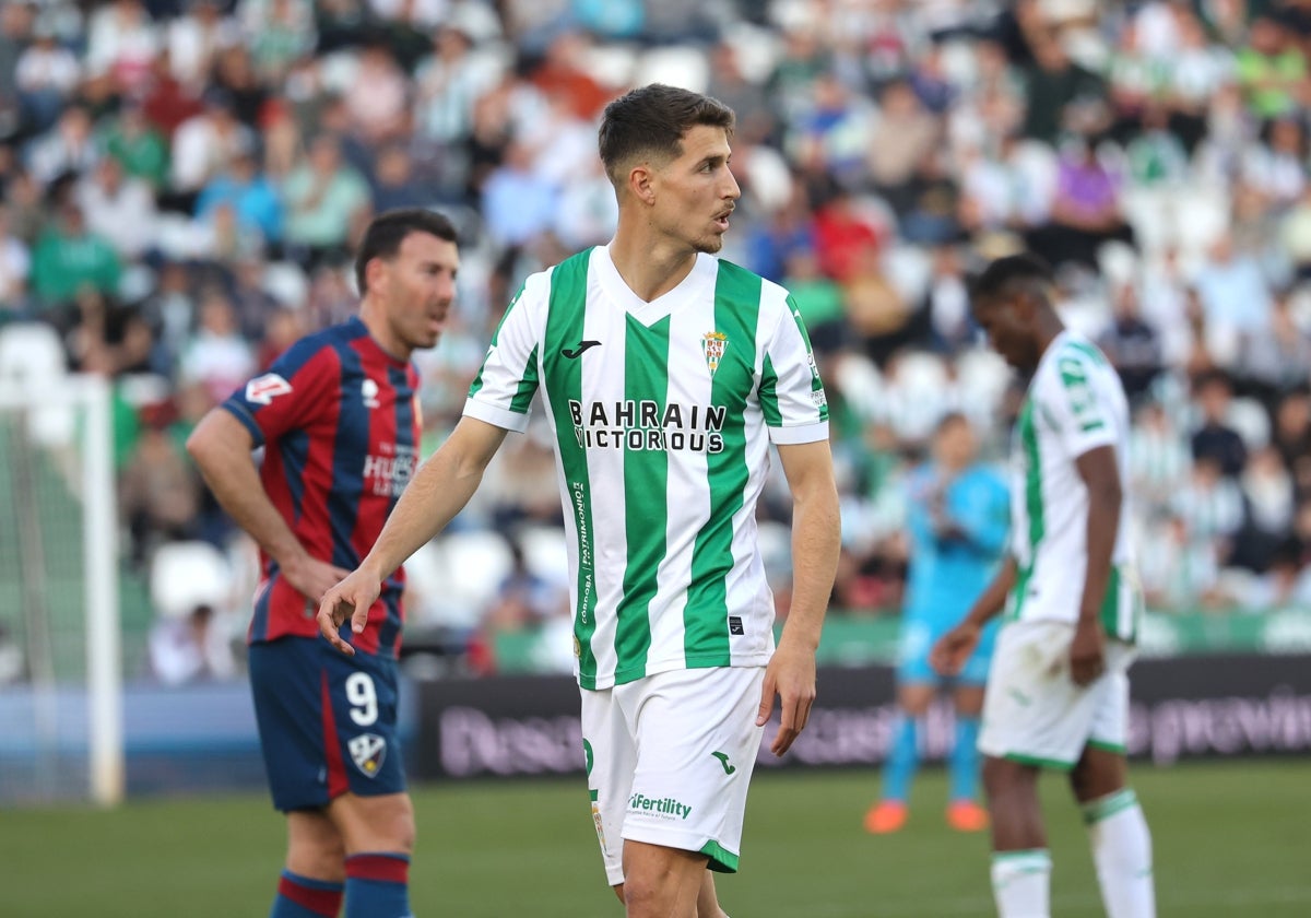 El mediocentro blanquiverde Pedro Ortiz en su debut en El Arcángel