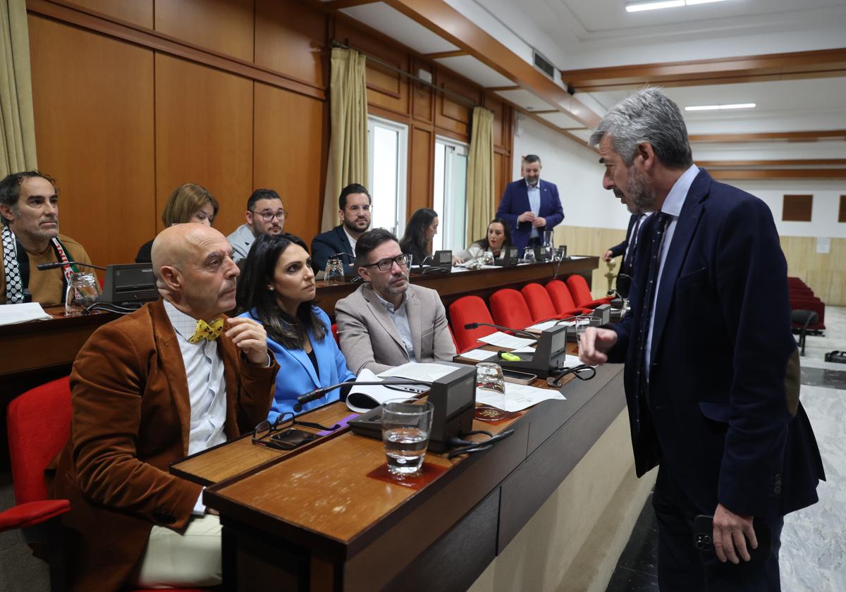 El edil de Persidencia dialoga con la bancada socialista en el Pleno de este jueves