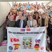 Gutiérrez junto al alcalde de Yuncos y la comunidad educativa, ayer, durante una jornada del Erasmus+