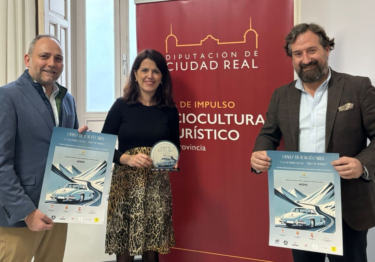 María Jesús Pelayo, vicepresidenta de la Diputación de Ciudad Real, con representantes de la Asociación Cultural para la Defensa del Vehículo Clásico