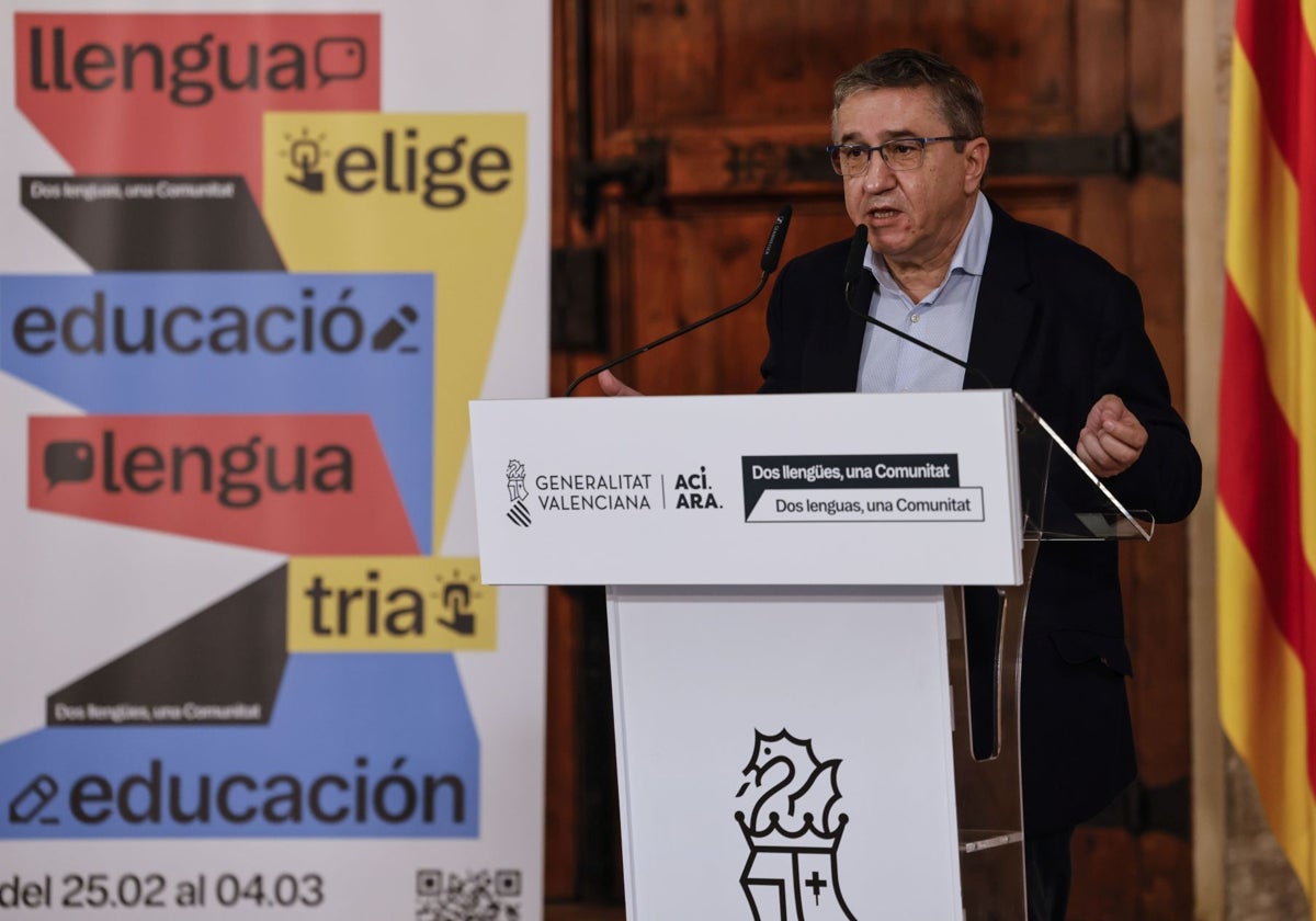 Imagen del conseller de Educación, José Antonio Rovira, el martes durante la presentación de la consulta