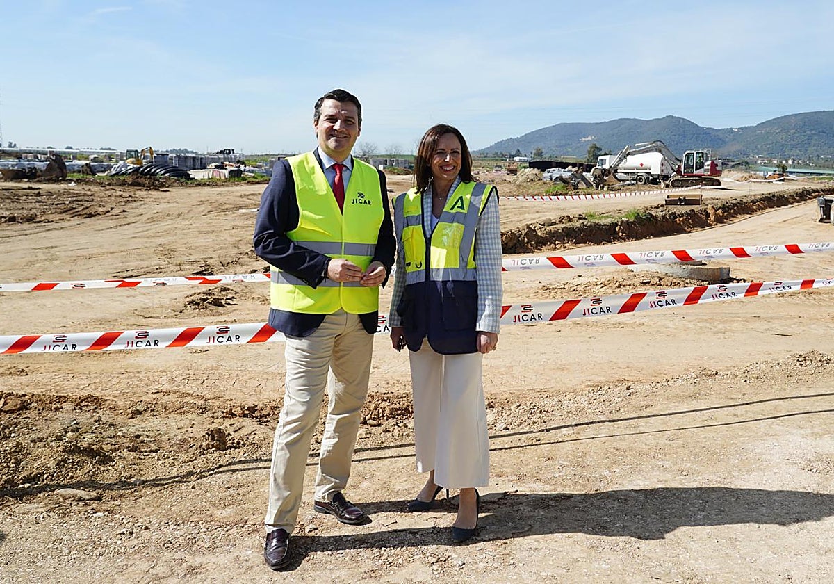 Bellido junto a la consejera Rocío Díaz en los suelos de Huerta Santa Isabel Oeste