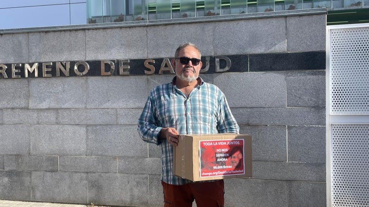 José ante las oficinas de la Junta de Extremadura en Mérida este martes, momentos antes de entregar las firmas