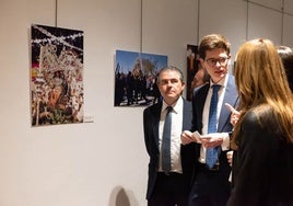 José Gabriel Zurera, a la deeecha, con Manuel Murillo, durante la Inauguración de la exposición de fotografías 'Herencia, luz y fe'