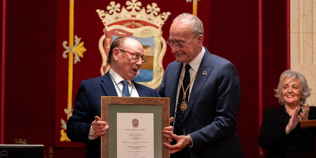 El cantaor Fosforito, nombrado Hijo Adoptivo de Málaga, recibe la Medalla de la Ciudad