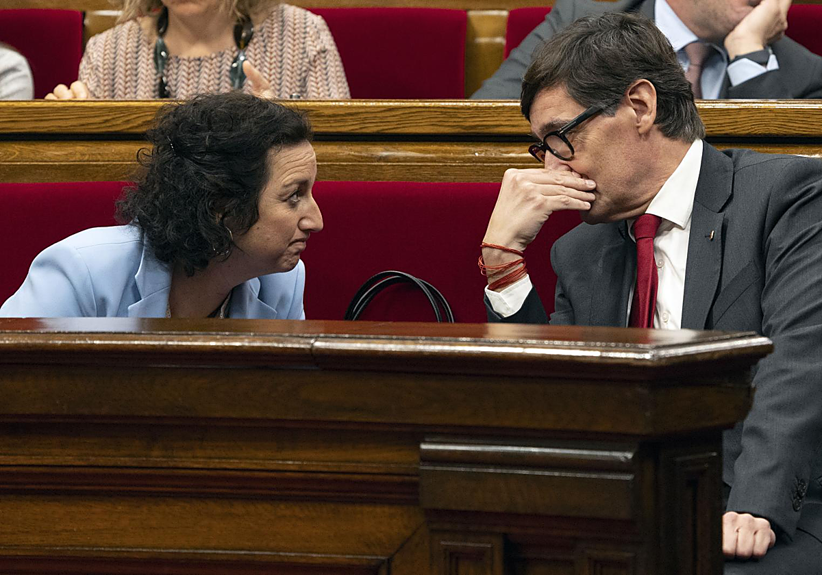 La consejera Alícia Romero y el presidente de la Generalitat, Salvador Illa, ayer, en el Parlamento de Cataluña