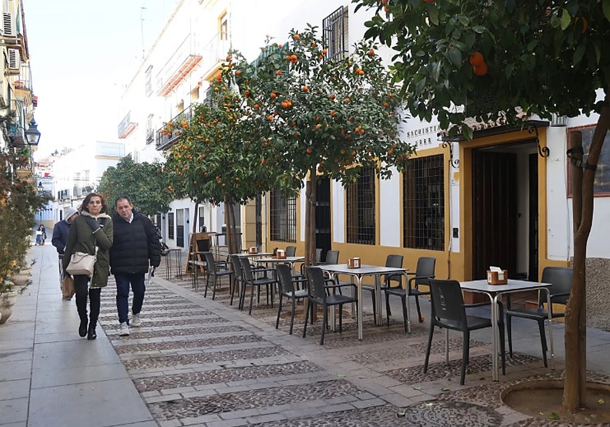 Dos personas caminan por delante de La Sacristía