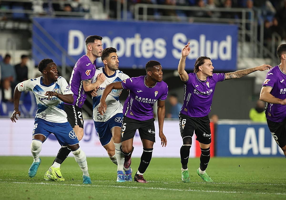 Los jugadores del Córdoba defienden una acción en el Heliodoro Rodríguez López