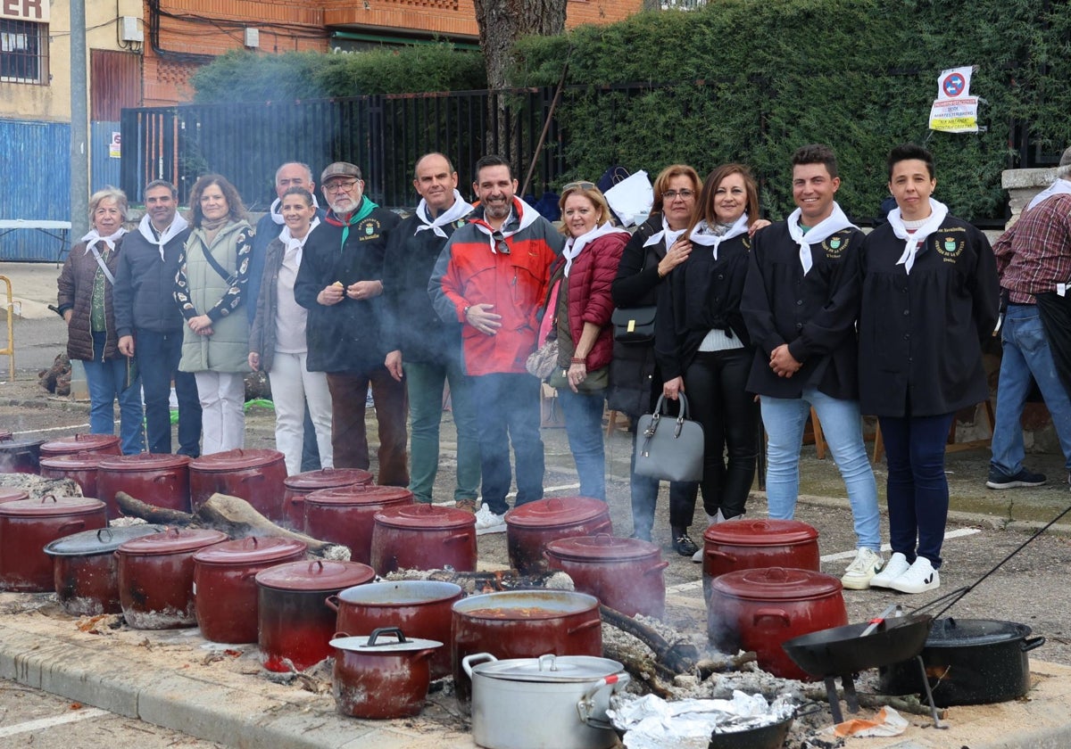 Joaquín Romera, en el centro junto al alcalde, este sábado en Los Navalucillos