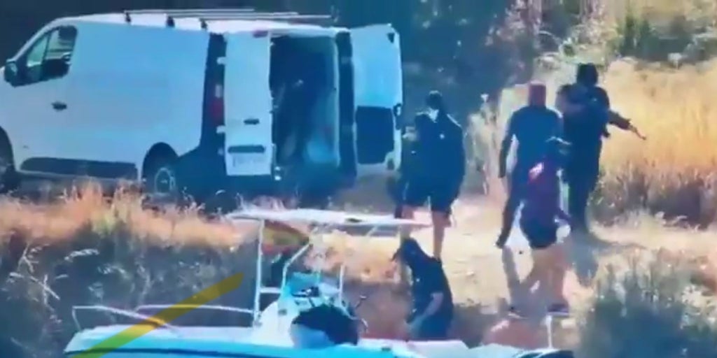 En vídeo: los narcos descargan droga con rifles de asalto, y a plena luz del día, en Huelva