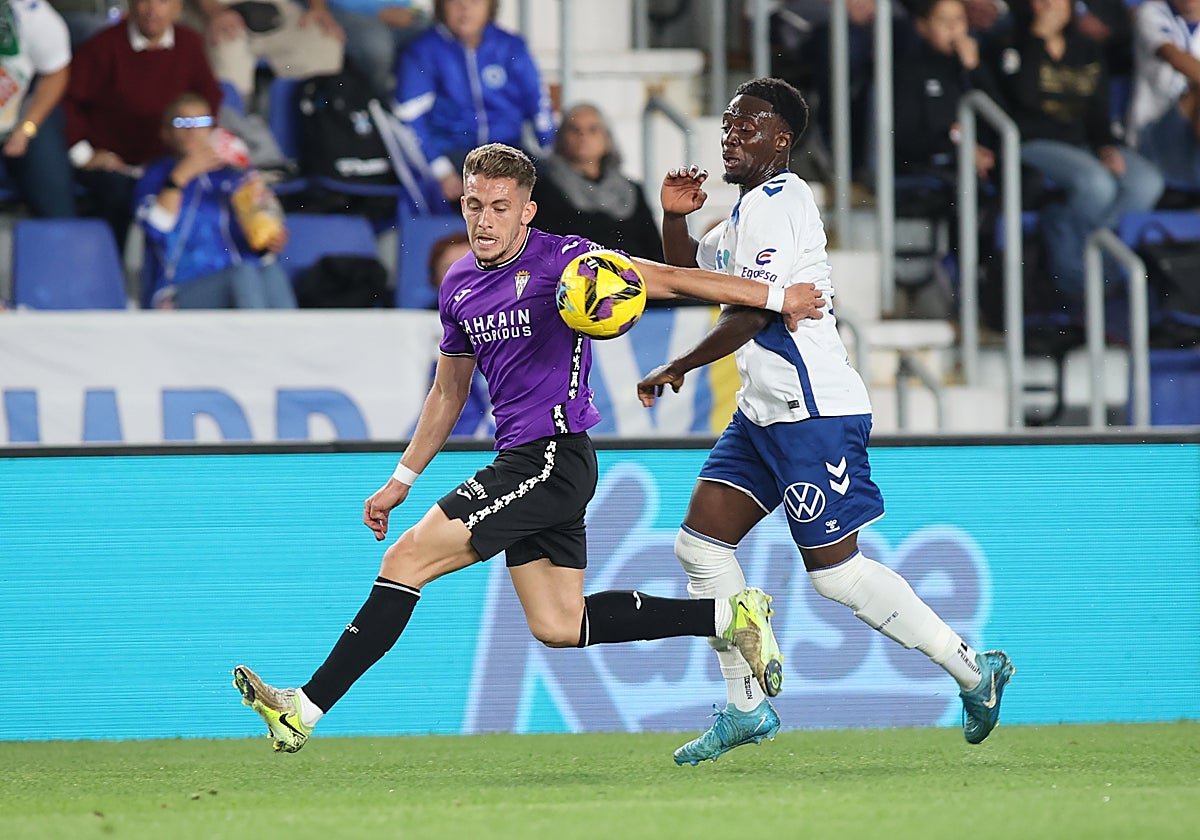 Isma Ruiz pelea el balón con Diarra en Tenerife