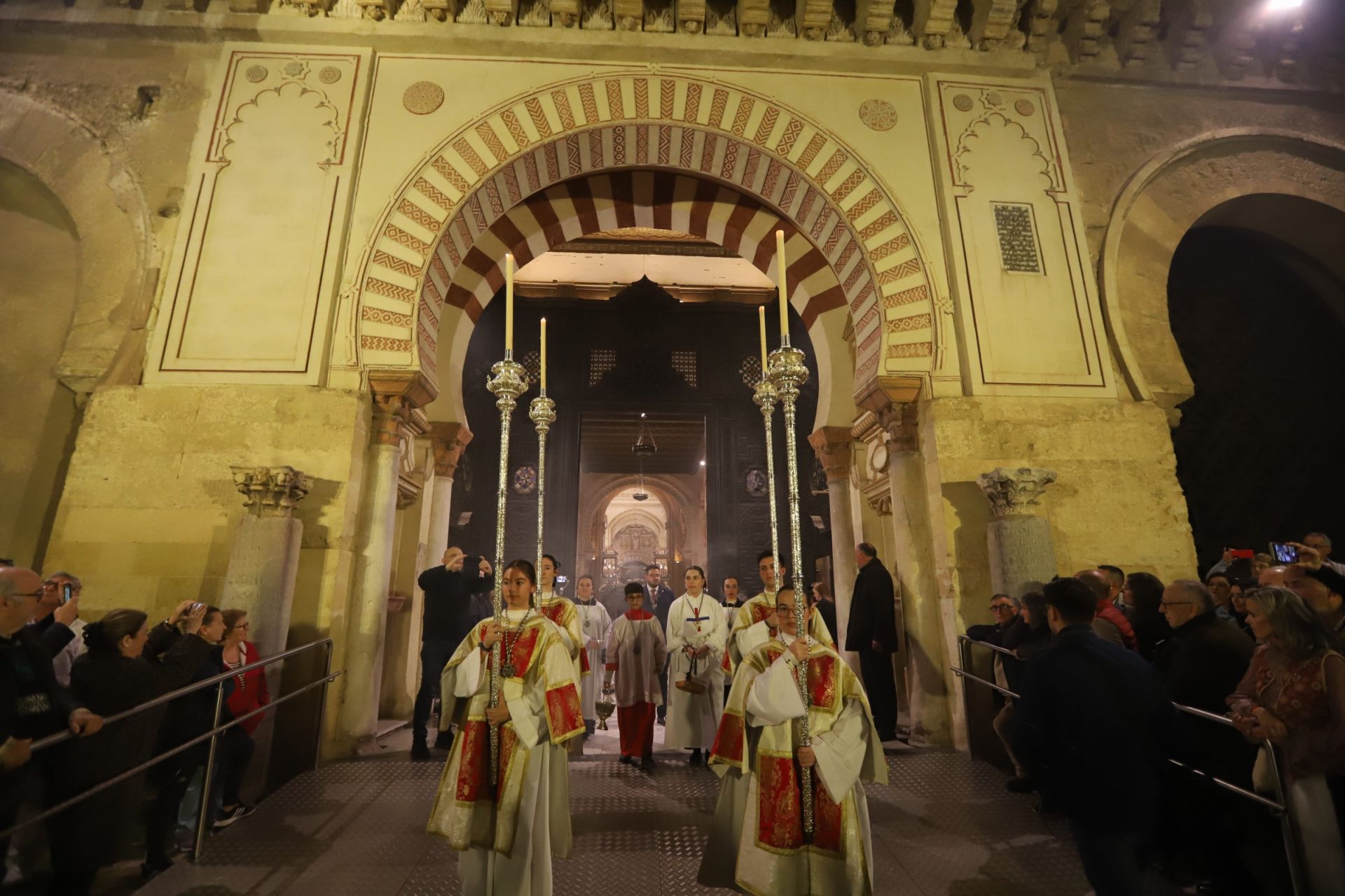 La salida extraordinaria con las reliquias de San Juan Bautista de la Concepción por Córdoba, en imágenes
