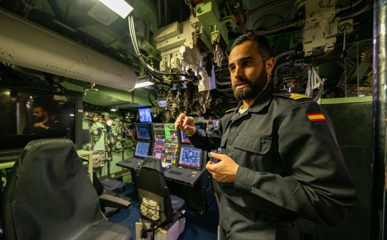 Imagen principal - Segundo comandante del S-81, teniente de navío Antonio Simón; el Isaac Peral atracado en Cartagena y sala de máquinas del sumergible