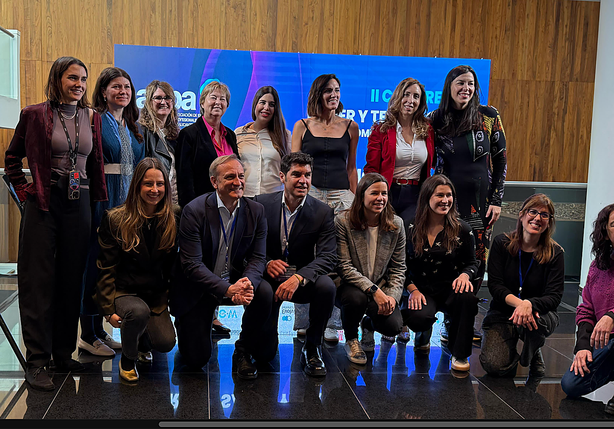 Ponentes de empresas internacionales con las startups en el congreso de AEPA CV