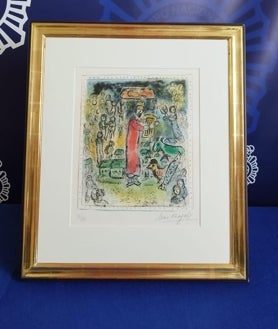 Imagen secundaria 2 - Arriba, pieza ibera de la Operación Parrilla. Abajo, izqda, pieza de oro de la Operación Cuzco. Dcha litografía de Marc Chagall recuperada en Madrid 