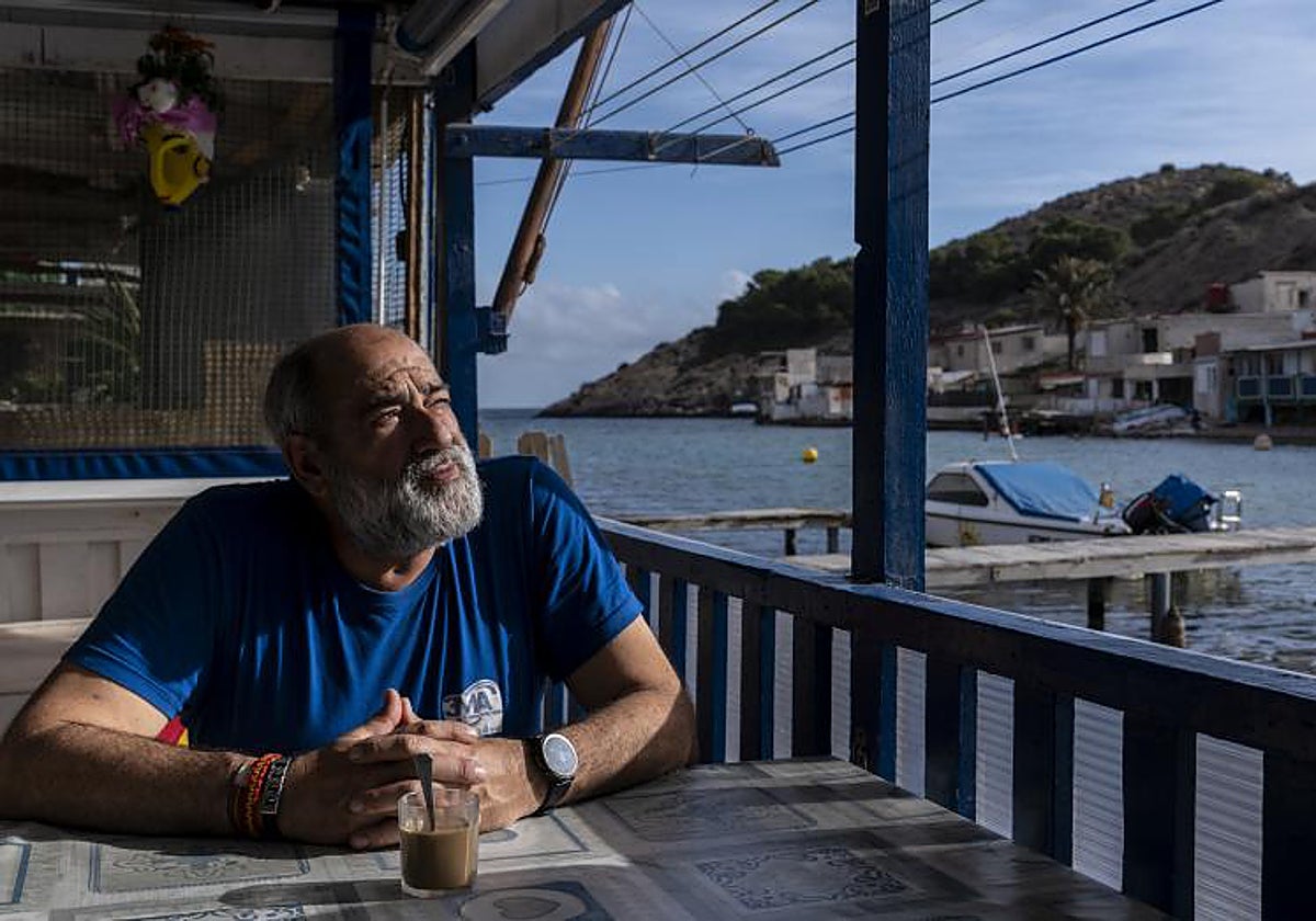 José Ángel fue escolta en el País Vasco, ahora sobrevive como tabernero en un poblado de Cartagena. Su historia fue el detonante para hacer un pódcast.