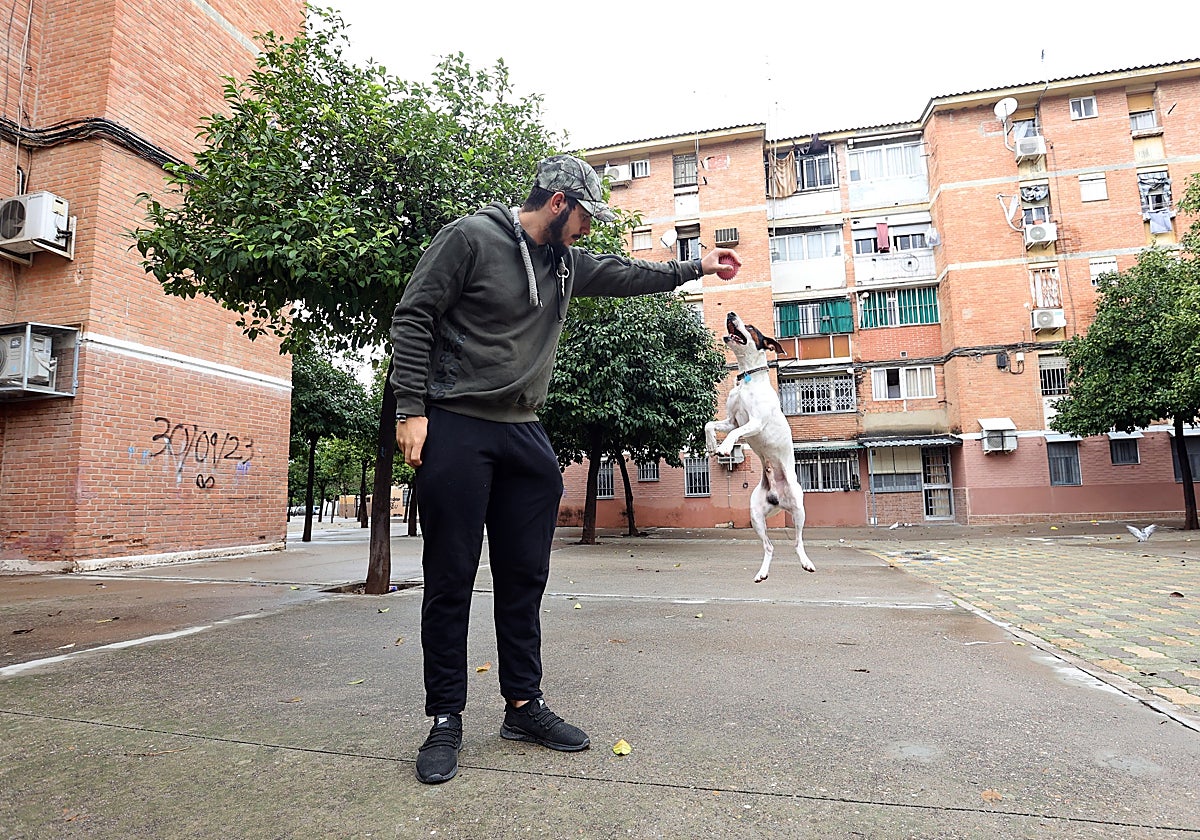 Un joven vecino del Sector Sur juega con su perro en una de las plazoletas del barrio