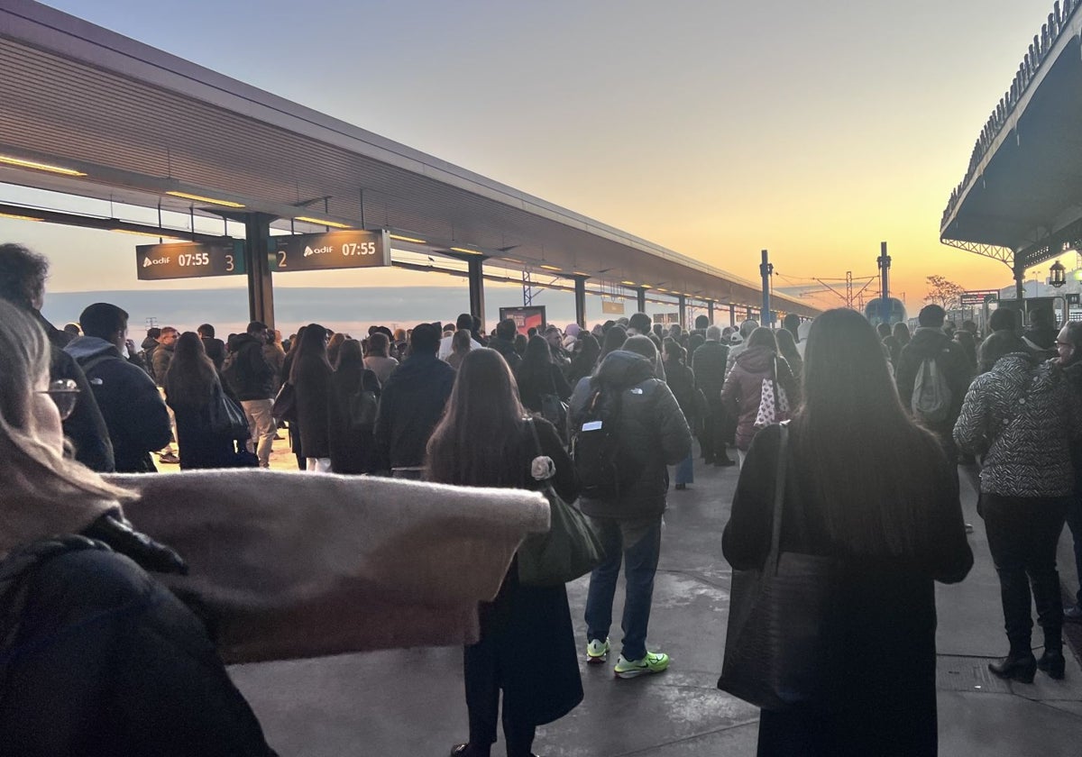 Los viajeros del AVant de las 7.55 horas esperando en la playas de andenes tras pasar el control de acceso.