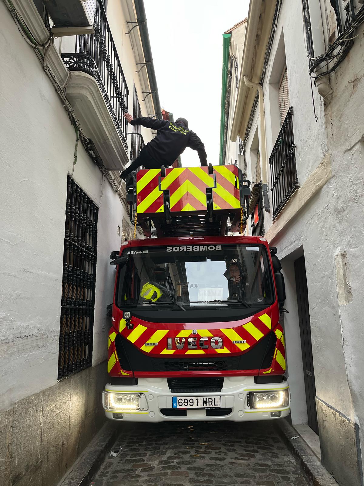 El atasco de un camión de bomberos en una calle de Córdoba colea: el alcalde alude a un error pues hay vehículos adaptados a la Judería