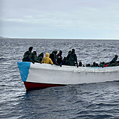 Una llamada desde un cayuco activa el rescate de 73 migrantes en aguas de El Hierro