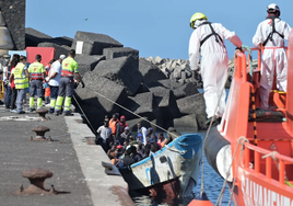 Clavijo pide un hospital de campaña en El Hierro porque la llegada de cayucos «va a continuar»