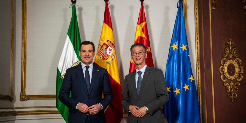 Juanma Moreno se reúne con el embajador de la China, Yao Jing, en San Telmo