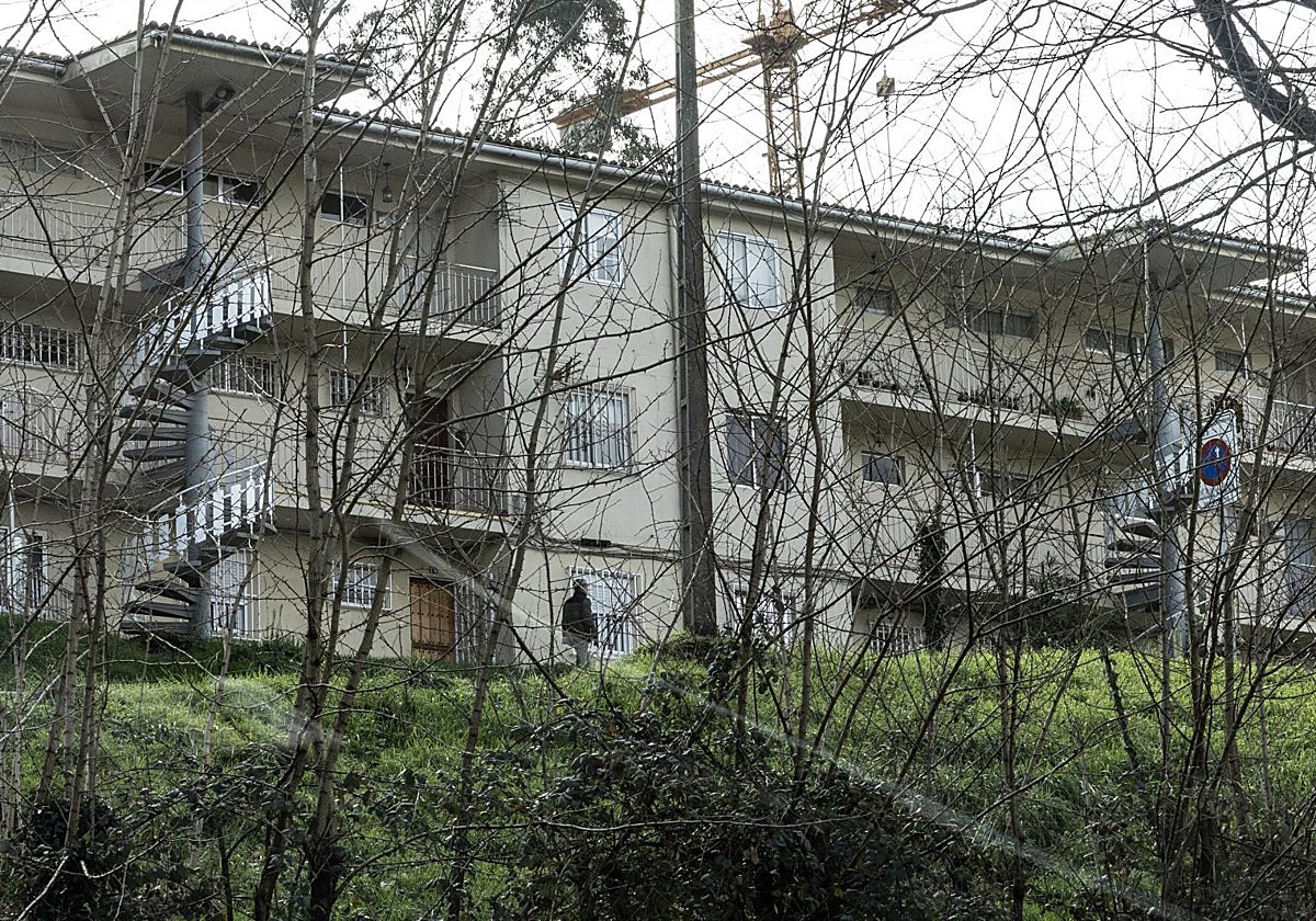 Un bloque de la calle santiaguesa de San Ignacio de Loyola registra todo el día gran trasiego de toxicómanos