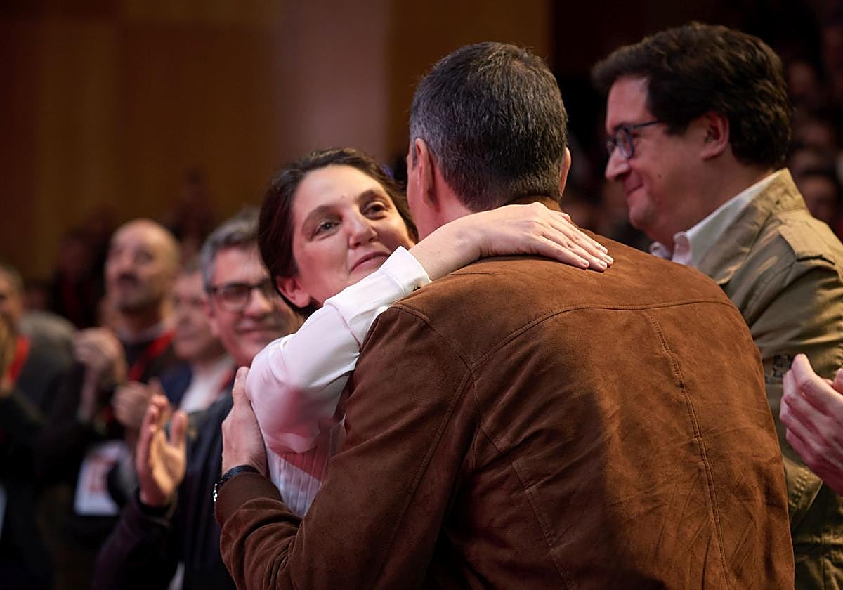 Pilar Sánchez Acera abraza a Pedro Sánchez
