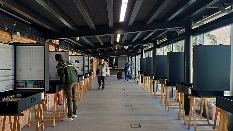 Algunos de los visitantes a la exposición