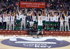 El Unicaja la lía en el aeropuerto de Málaga tras ganar la Copa del Rey de baloncesto: «Hay maneras y maneras de esperar a las maletas»