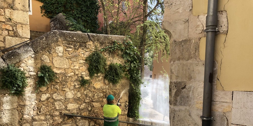 El Ayuntamiento de Cuenca sanciona con 1.500 euros a una grafitera y la obliga a limpiar la pintada