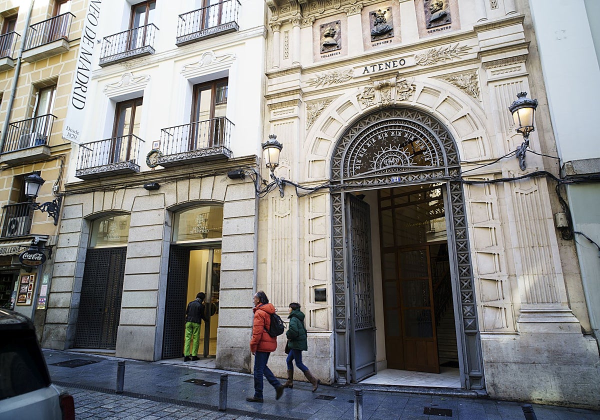 Acceso principal al Ateneo de Madrid, en la calle del Prado