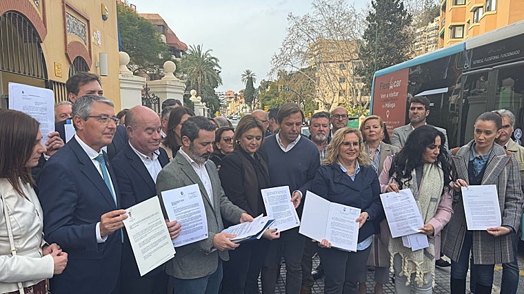 Algunos de los representantes con la carta