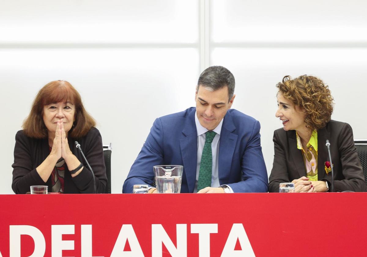 Cristina Narbona, Pedro Sánchez y María Jesús Montero, en la ejecutiva socialista