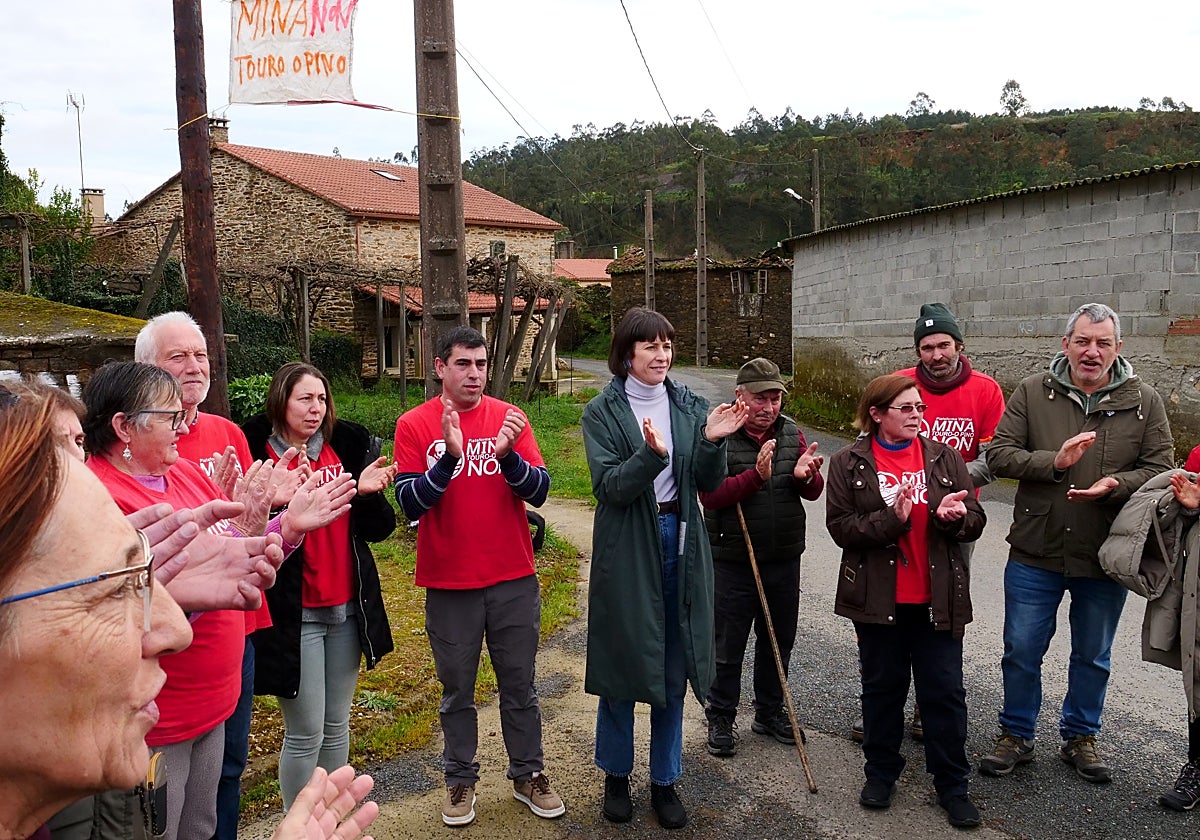 Ana Pontón, del BNG, junto a la plataforma vecinal Mina de Touro-O Pino non el pasado viernes
