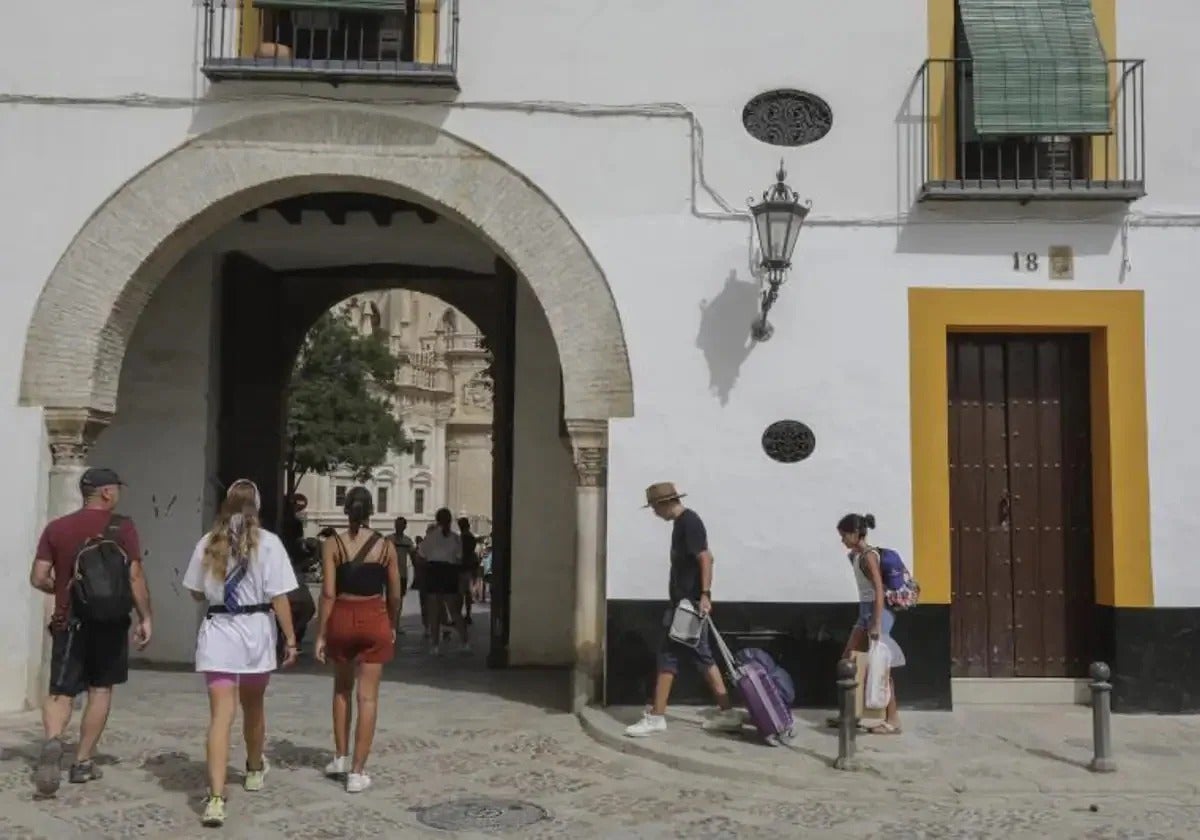 Un grupo de turistas con sus maletas en el Patio de Banderas de Sevilla