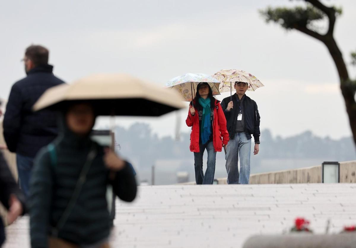 Dos turistas bajo la lluvia en Córdoba en una imagen de archivo