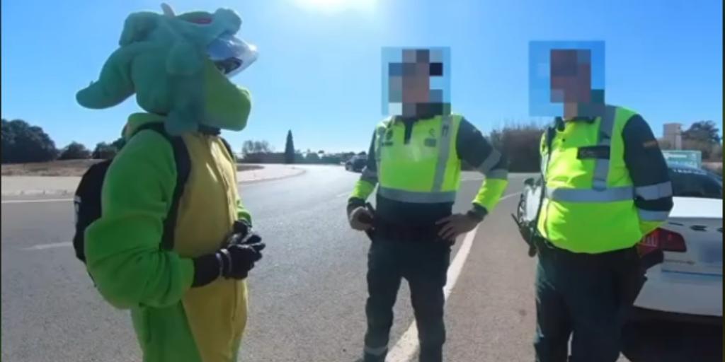 La Guardia Civil para a un motorista en Almería y se hacen una foto: «Es de buen rollo»