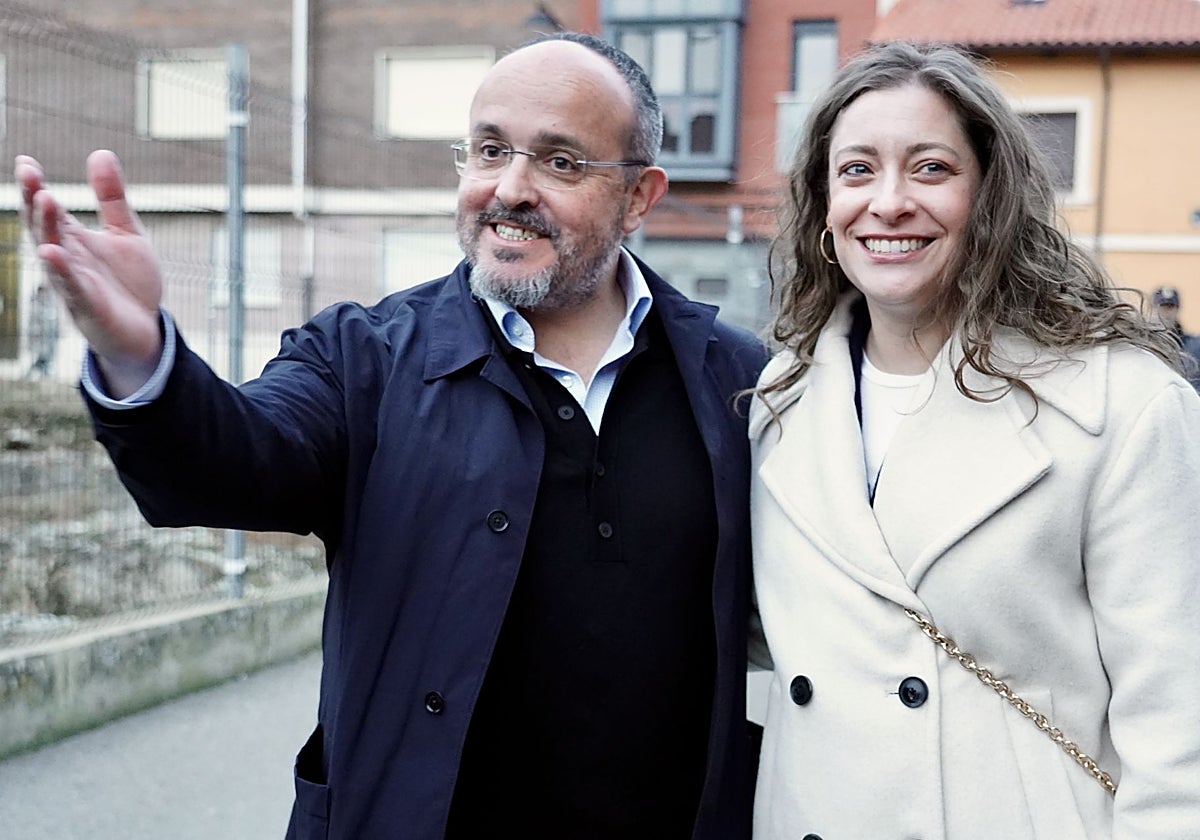 El presidente del PP de Cataluña, Alejandro Fernández, y la presidenta provincial y vicesecretaria de Educación y Sanidad, Ester Muñoz, el pasado lunes, en Astorga