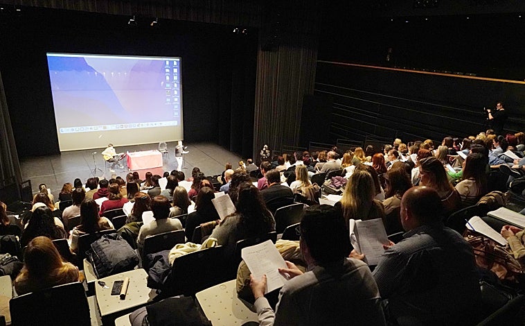 Imagen principal - Lis profesores participantes y los dos músicos